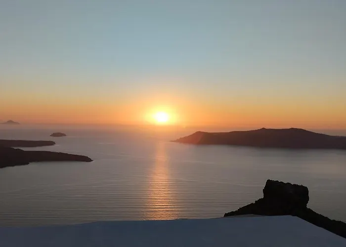 Cave Traditional House On The Cliff With Shared Pool & Buffet Breakfast *