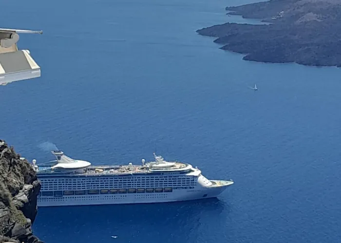 Cave Traditional House On The Cliff With Shared Pool & Buffet Breakfast *