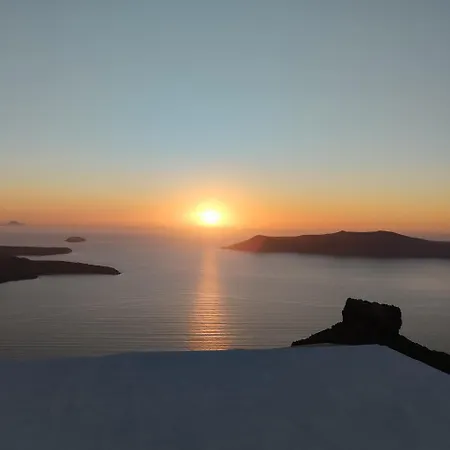 Cave Traditional House On The Cliff With Shared Pool & Buffet Breakfast *